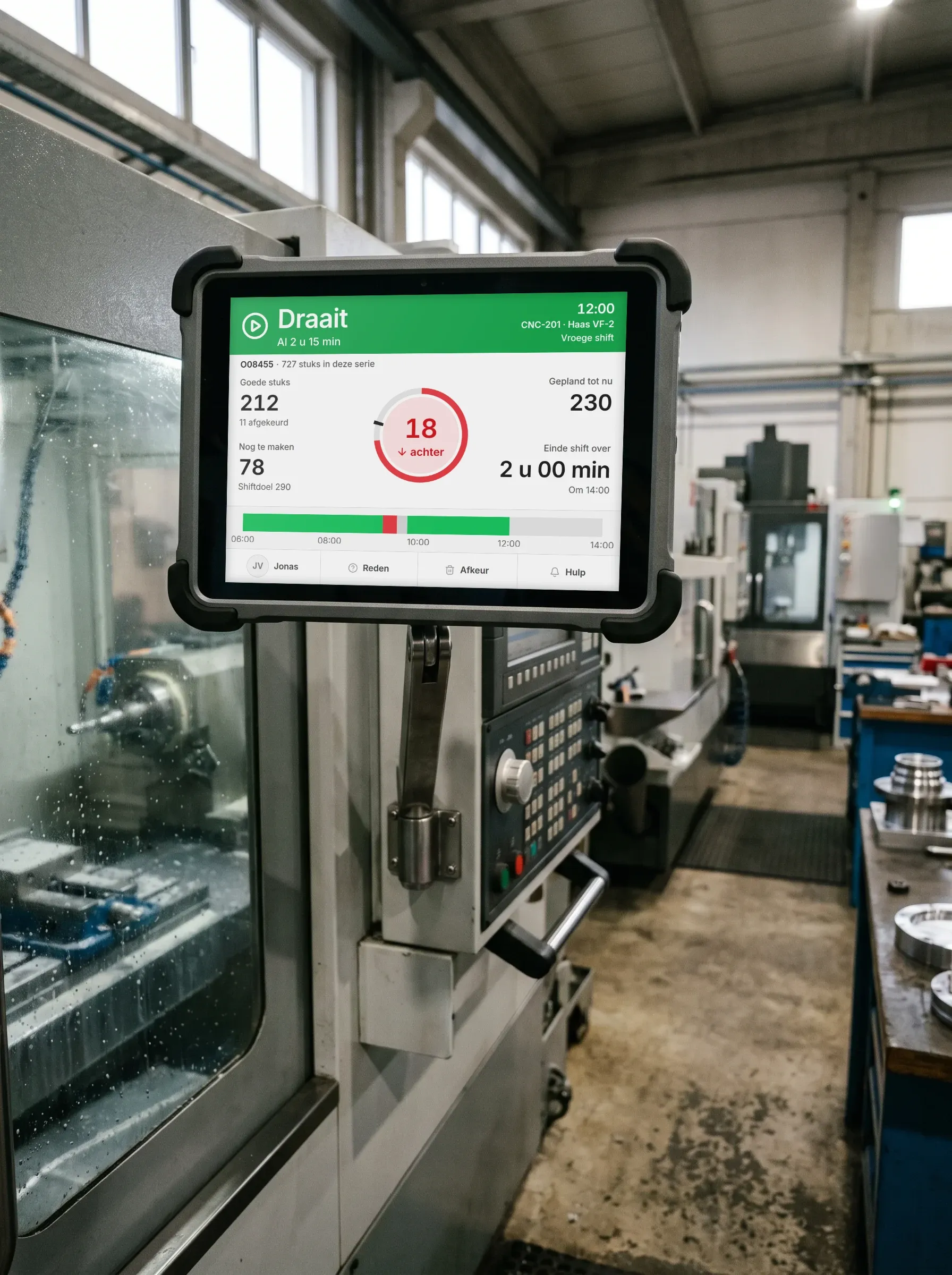 Een tablet naast de besturing van een CNC-machine, met hoe de machine en haar shift ervoor staan