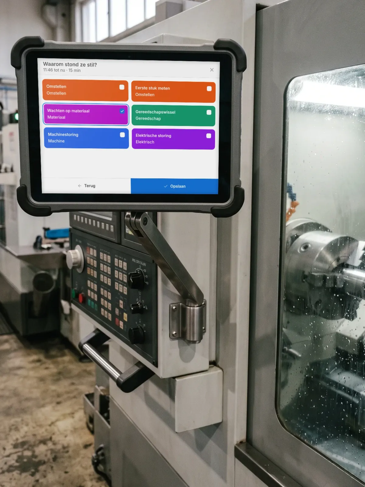 Een tablet naast een CNC-draaibank die vraagt waarom ze stilstond, met de eigen redenen van het bedrijf om aan te tikken en Wachten op materiaal gekozen.